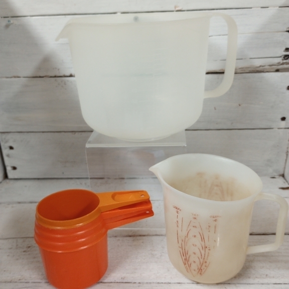 Lot of 6 Vintage Tupperware Measuring Cups and Pitchers with Spout and Handle - Picture 1 of 7